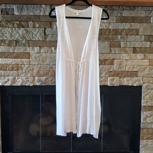 Elegant White Sleeveless Cardigan